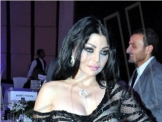 هيفاء وهبي تخطف الأنظار بحفل زفاف 